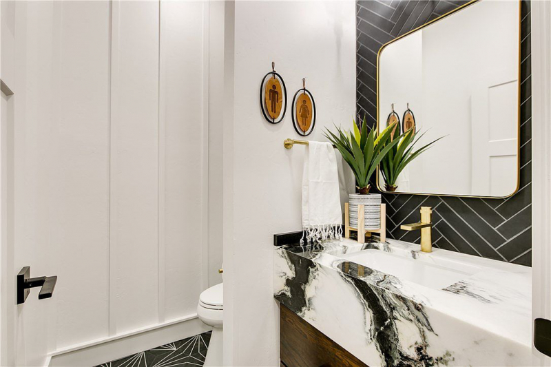 Secondary bathroom with black and white theme