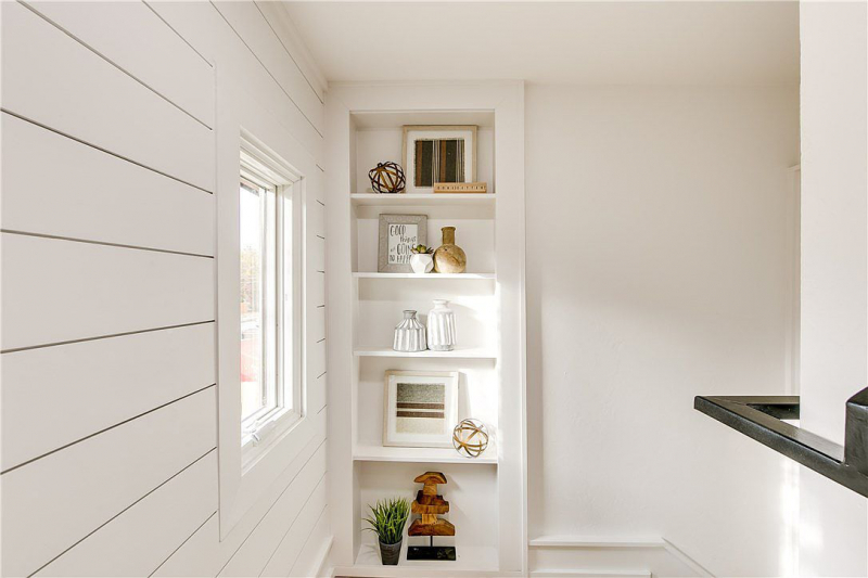 Built-in shelves in an alcove
