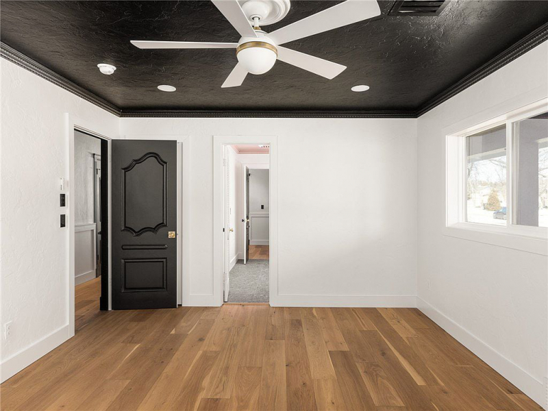 Additional bedroom with black ceiling